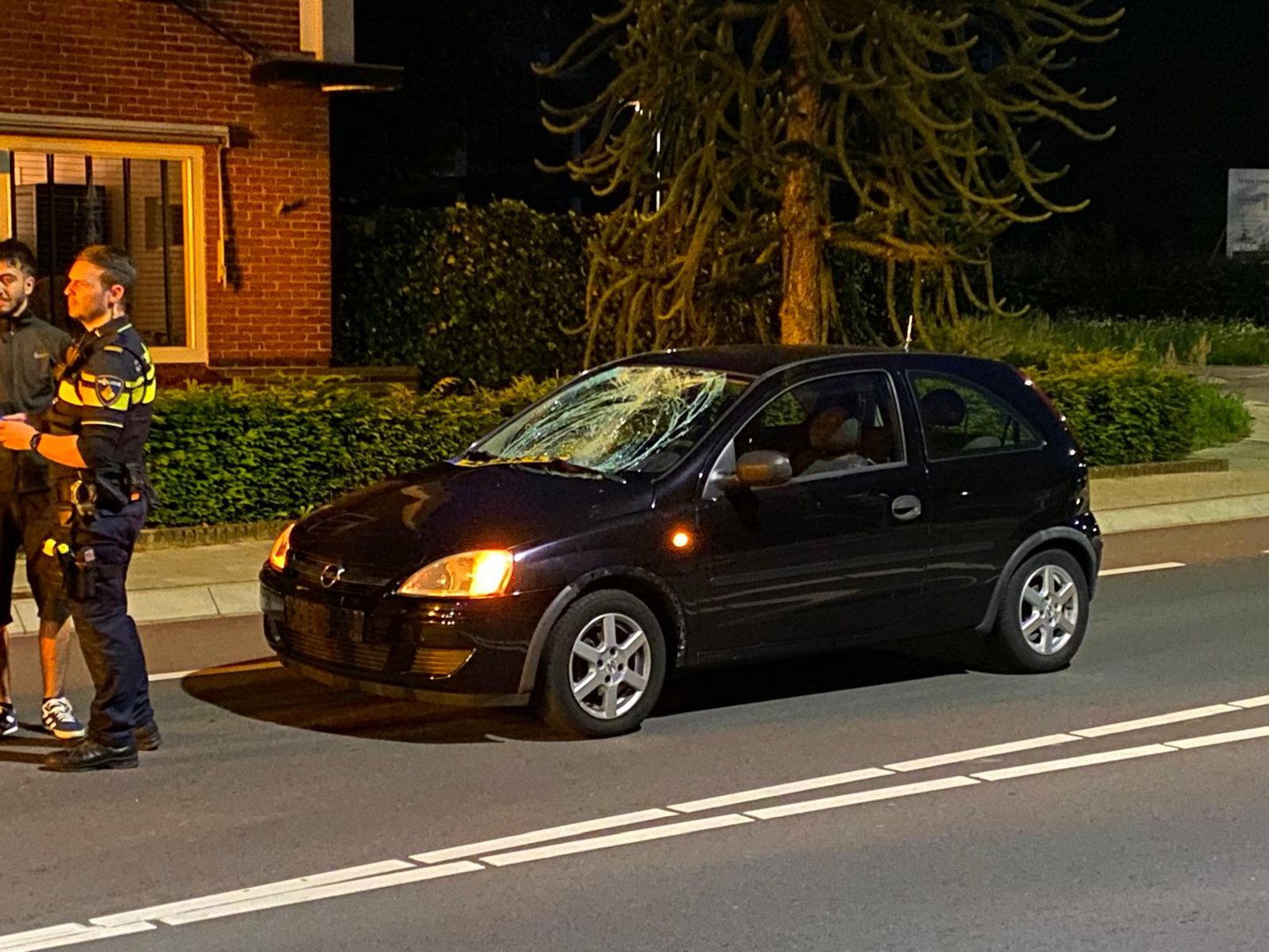 Fietser geschept door auto, gewond naar ziekenhuis
