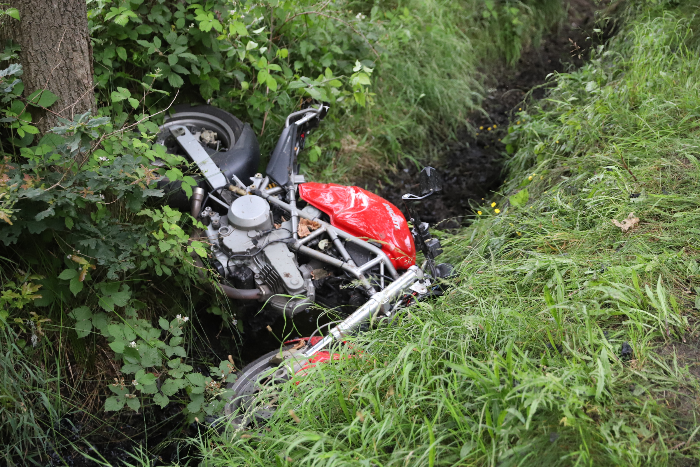 Motorrijder belandt in sloot en raakt gewond