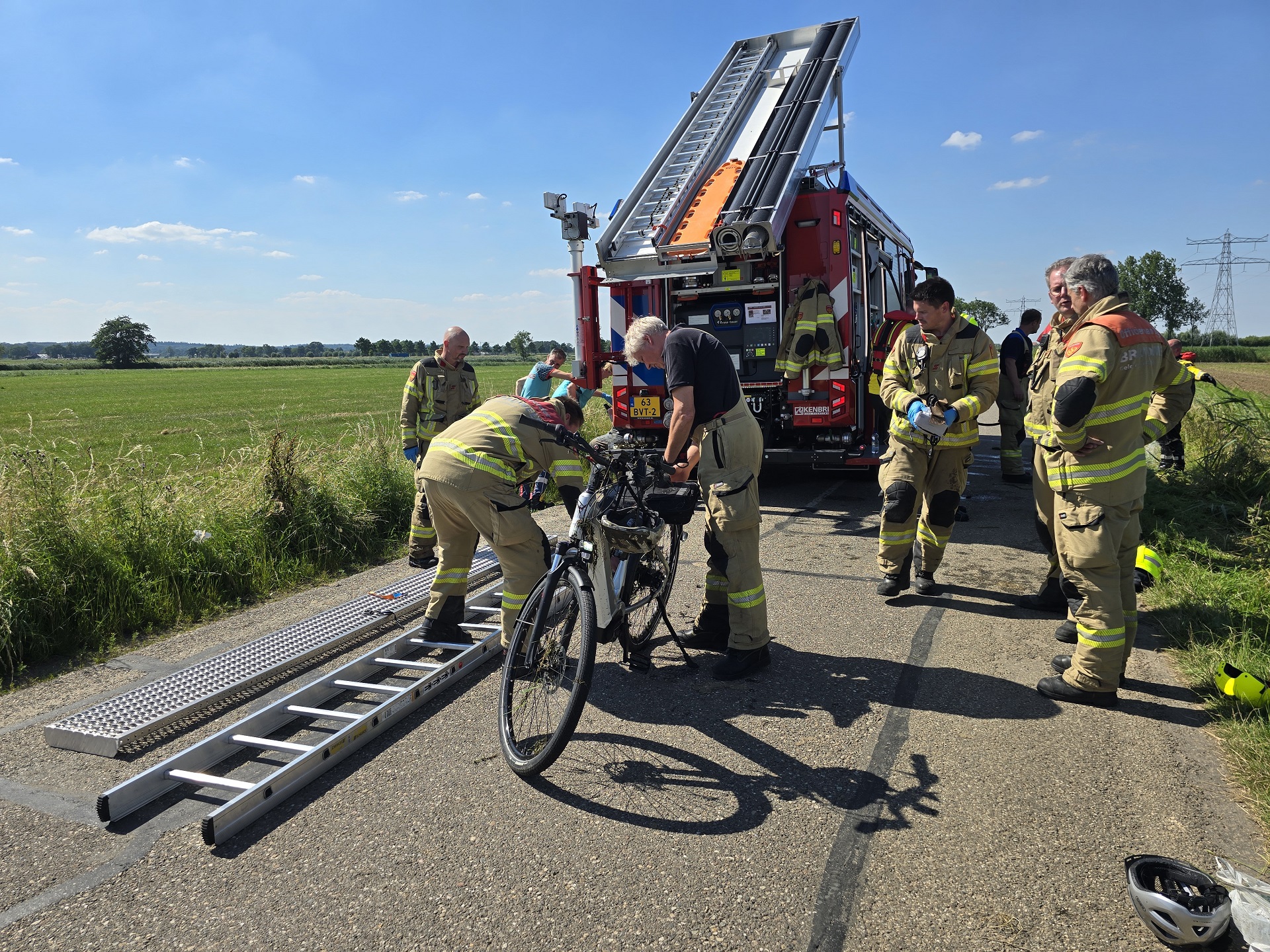 Man op elektrische fiets belandt in sloot