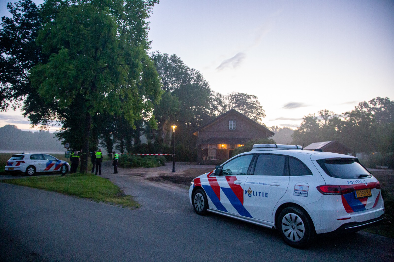 Overleden persoon aangetroffen in woning, verdachte aangehouden