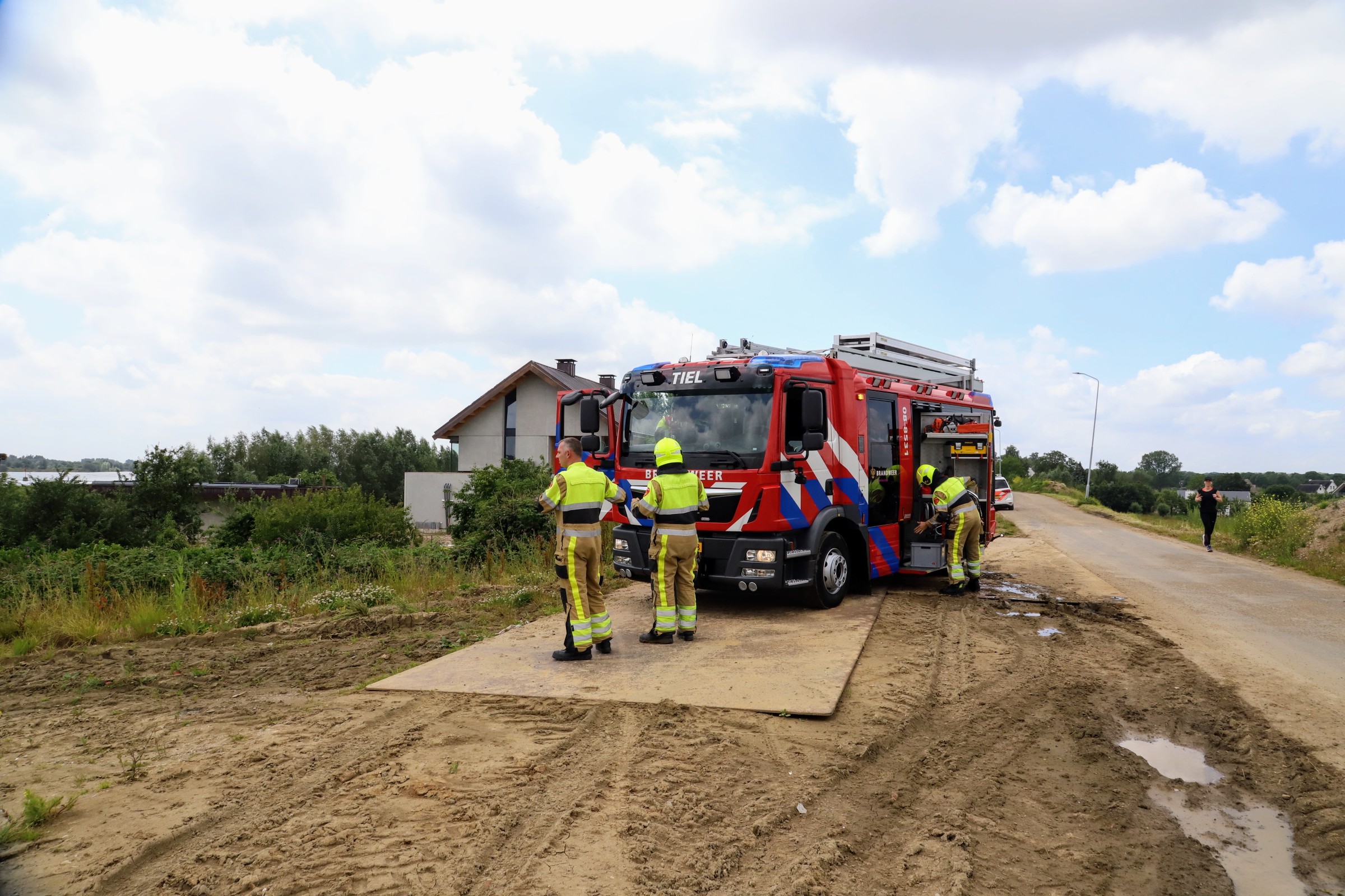 Grote zoekactie na melding persoon te water, man levend uit water gehaald