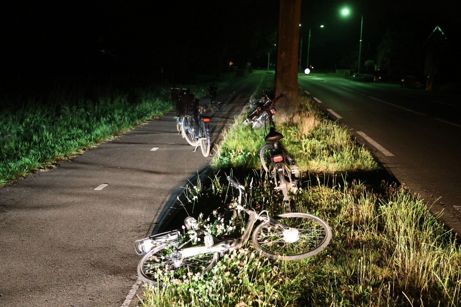 Groep fietsers aangereden door scooter, meerdere gewonden