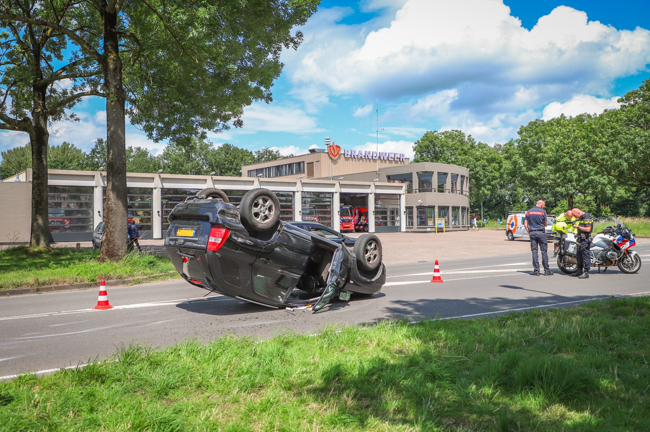 Auto vliegt over de kop na ongeval op kruising