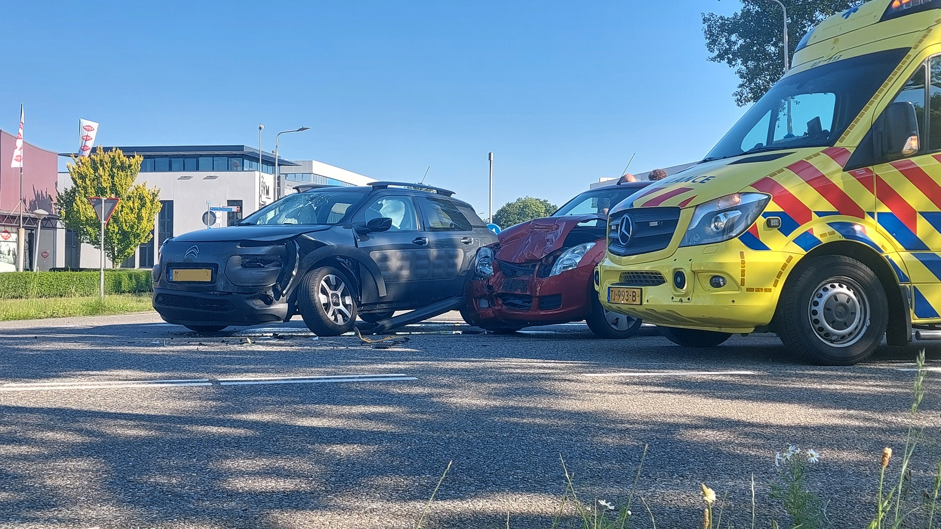 Kruispunt dicht na ongeval tussen twee auto’s