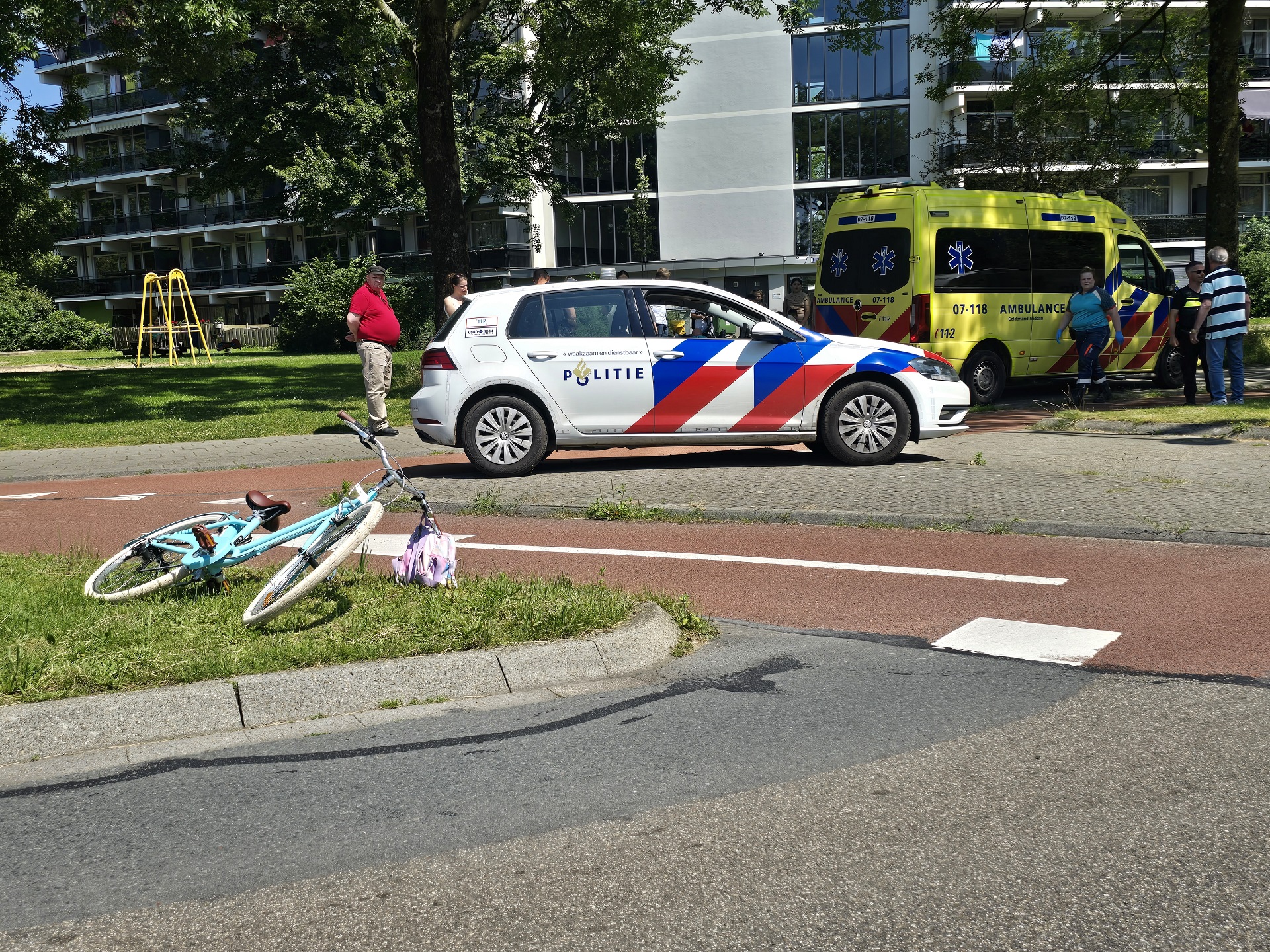 Jonge fietsster aangereden door taxibusje
