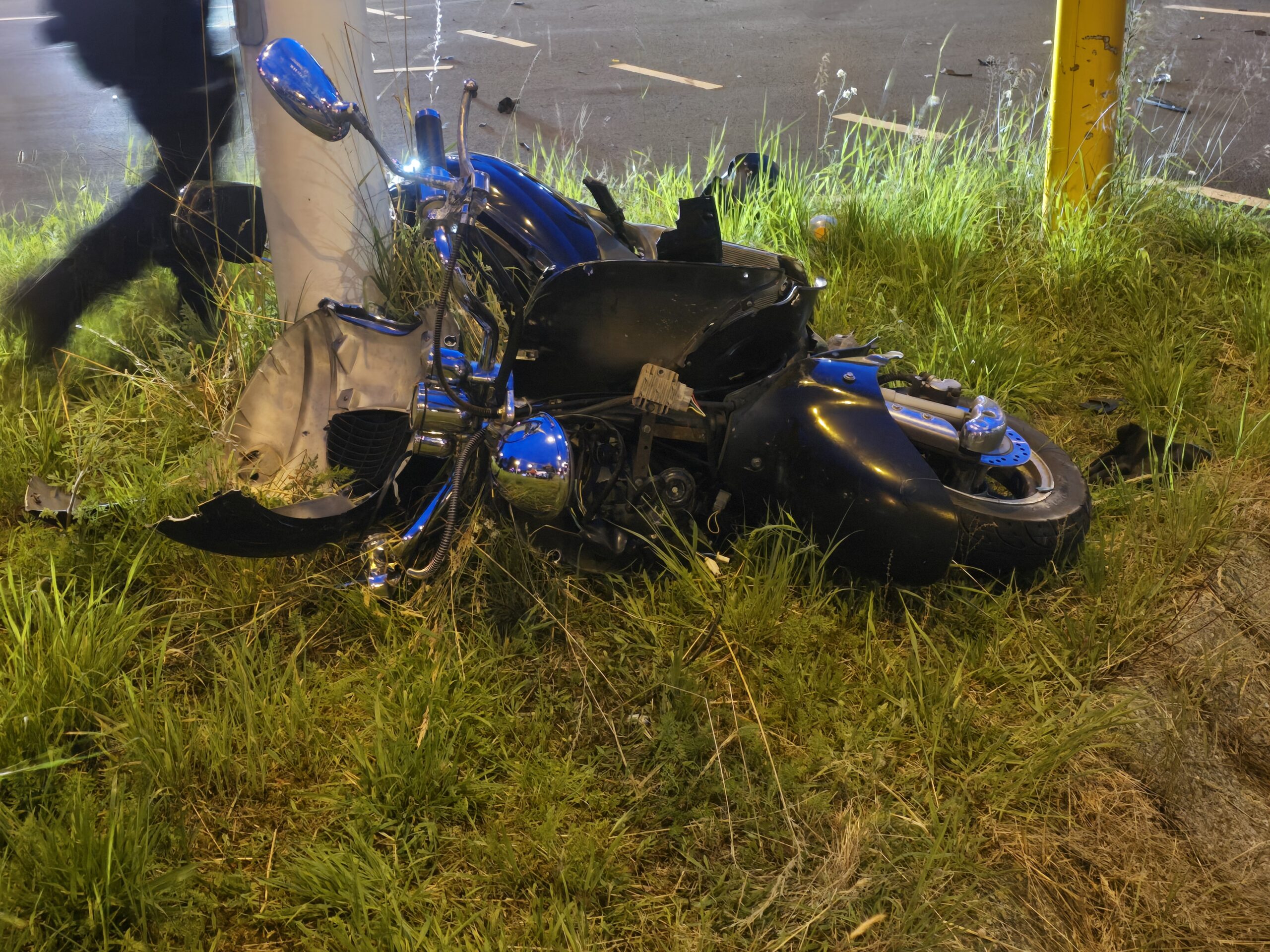 Scooter geschept door auto op kruising, slachtoffer gewond naar ziekenhuis