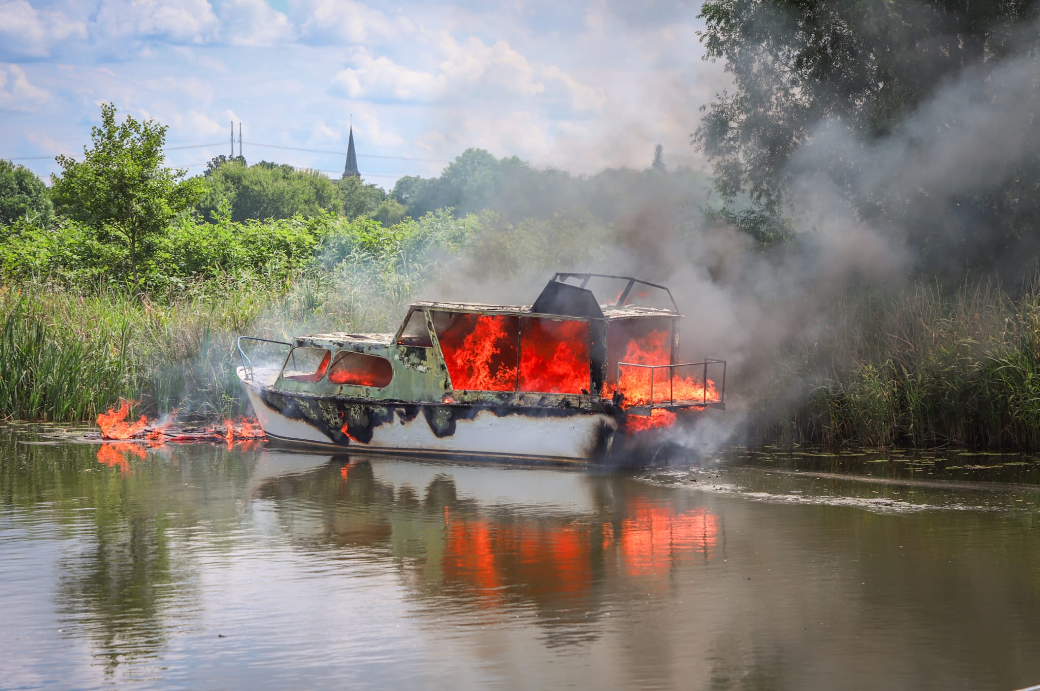 Plezierjacht in lichterlaaie