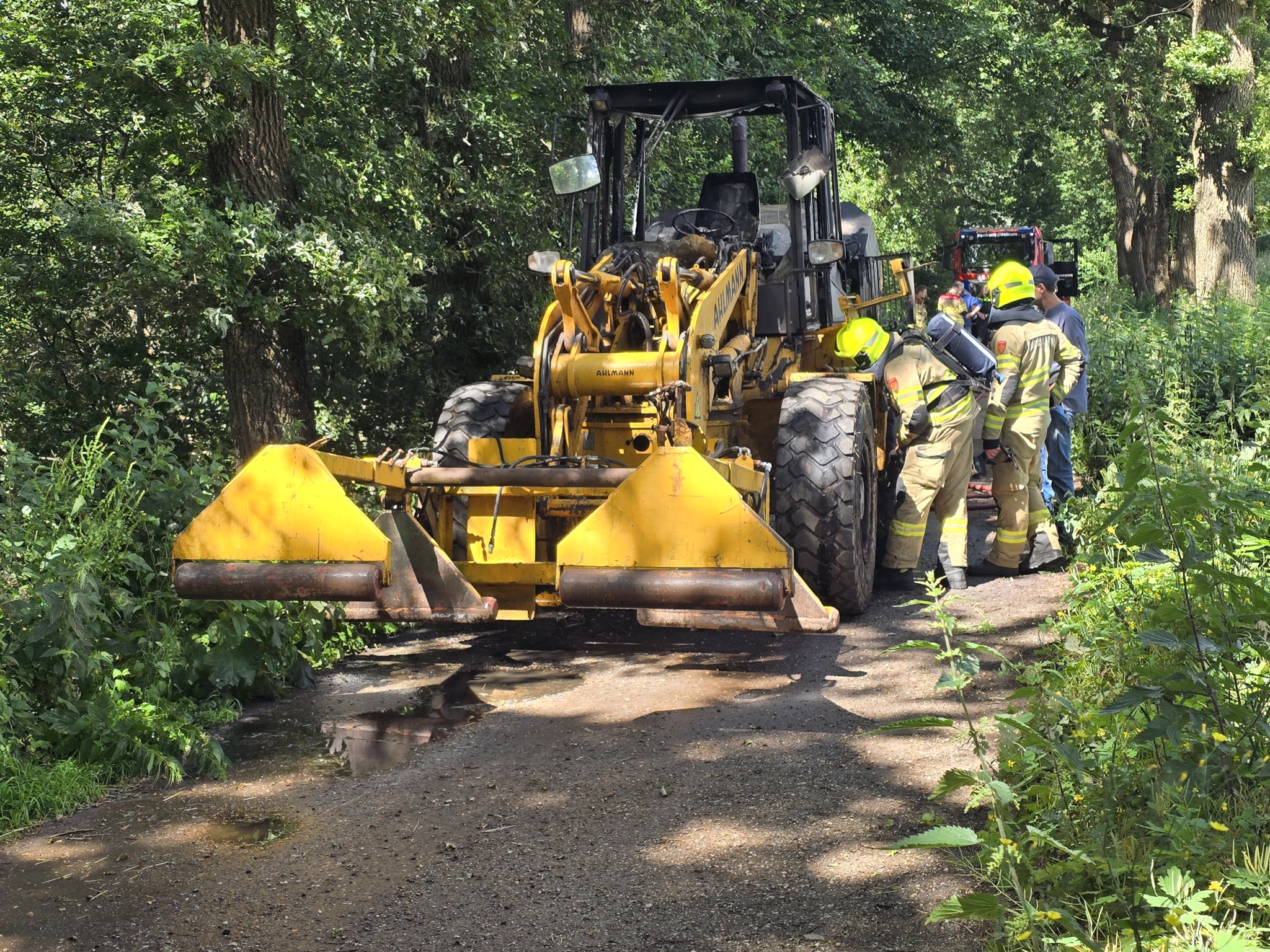 Shovel vliegt in brand op bospad