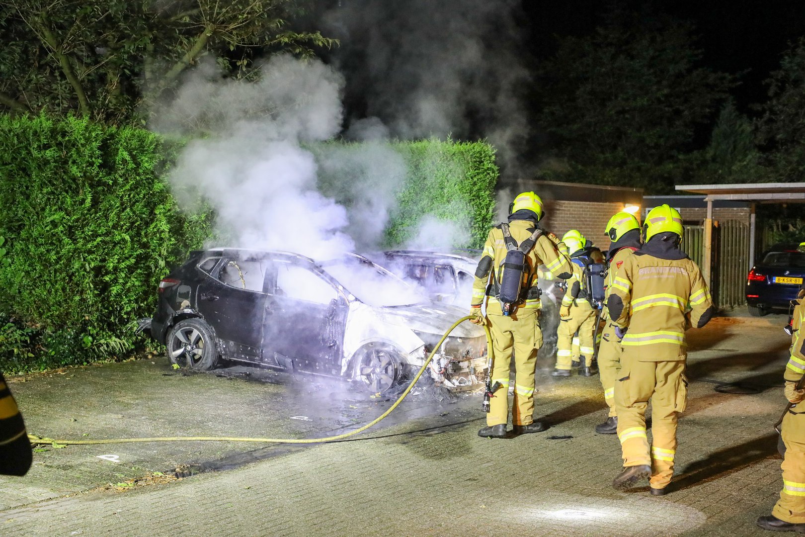 Twee geparkeerde auto’s door brand verwoest