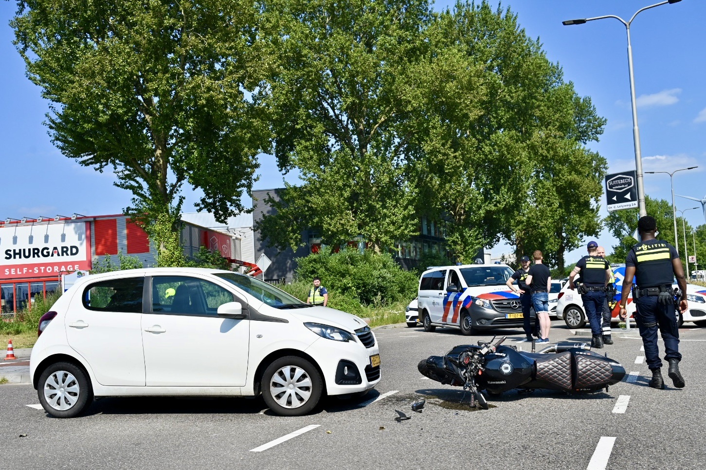 Motorrijder aangereden door auto