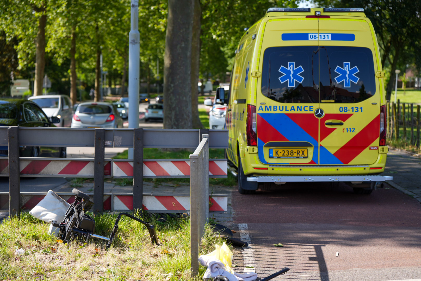 Man komt met scootmobiel onder trein en raakt lichtgewond