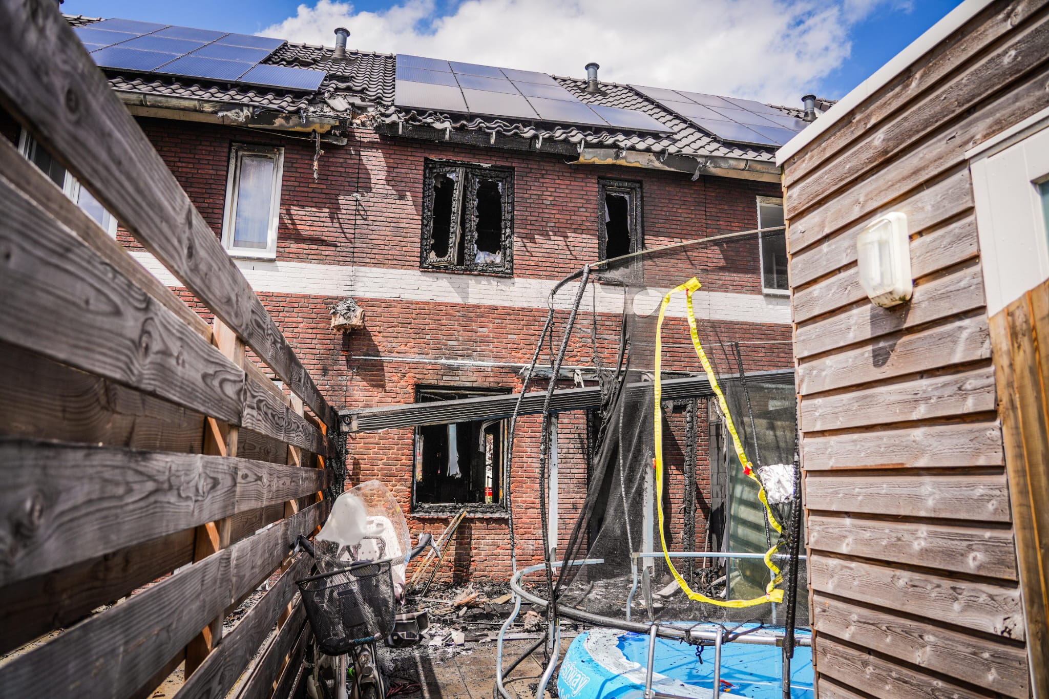Twee hondjes overleden bij grote uitslaande woningbrand