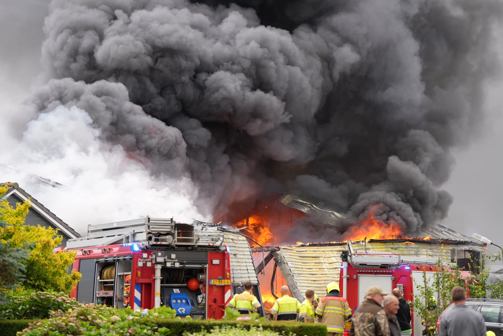 VIDEO: Zeer grote brand in loods met zonnepanelen in Buren