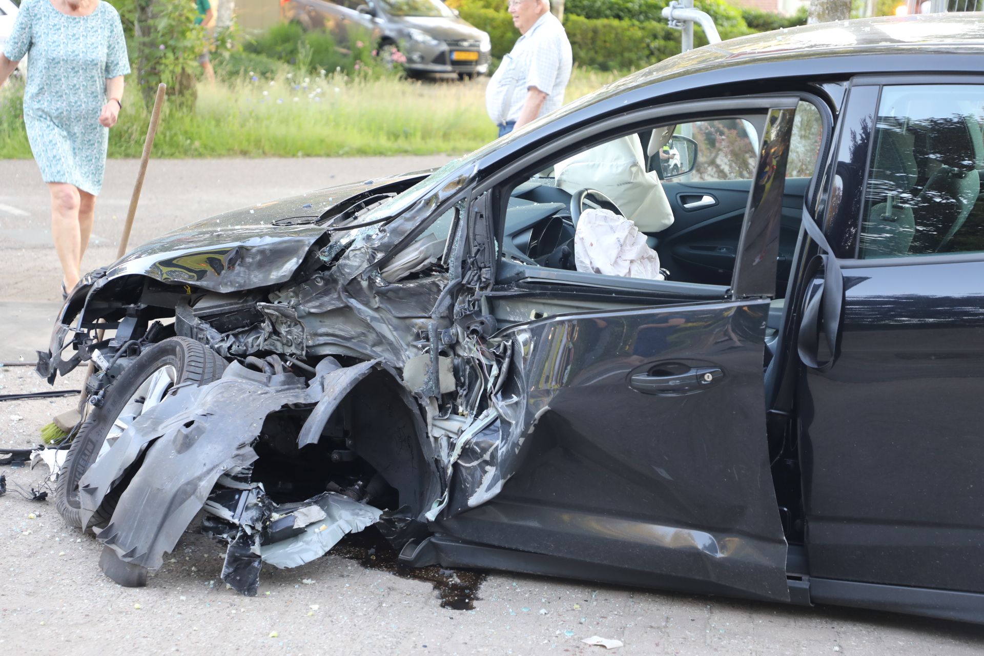Automobilist ziet door laagstaande zon tractor over het hoofd