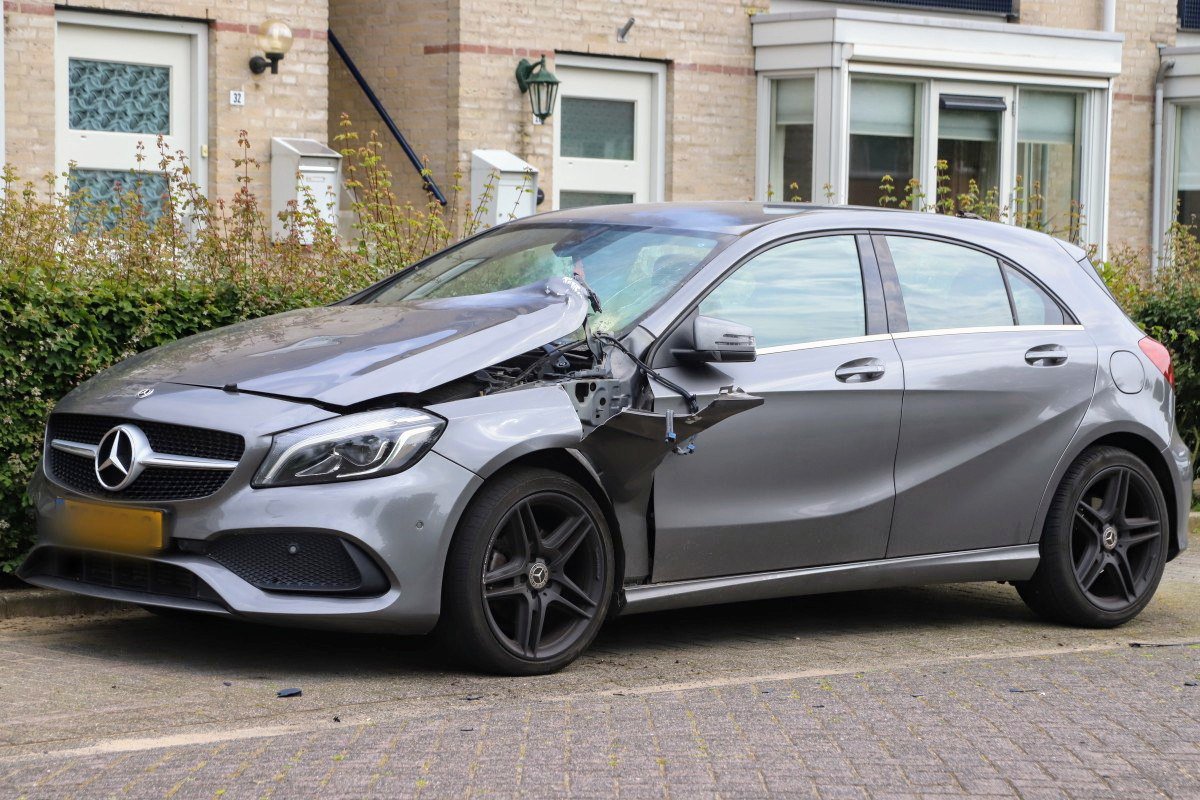 Geparkeerde auto beschadigd door explosief