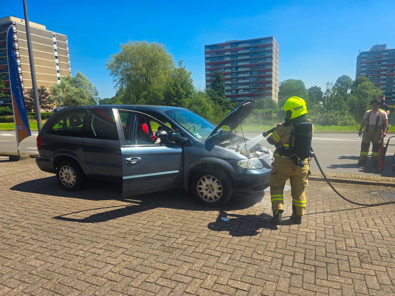 Auto vliegt in brand bij tankstation, brandweer voorkomt erger