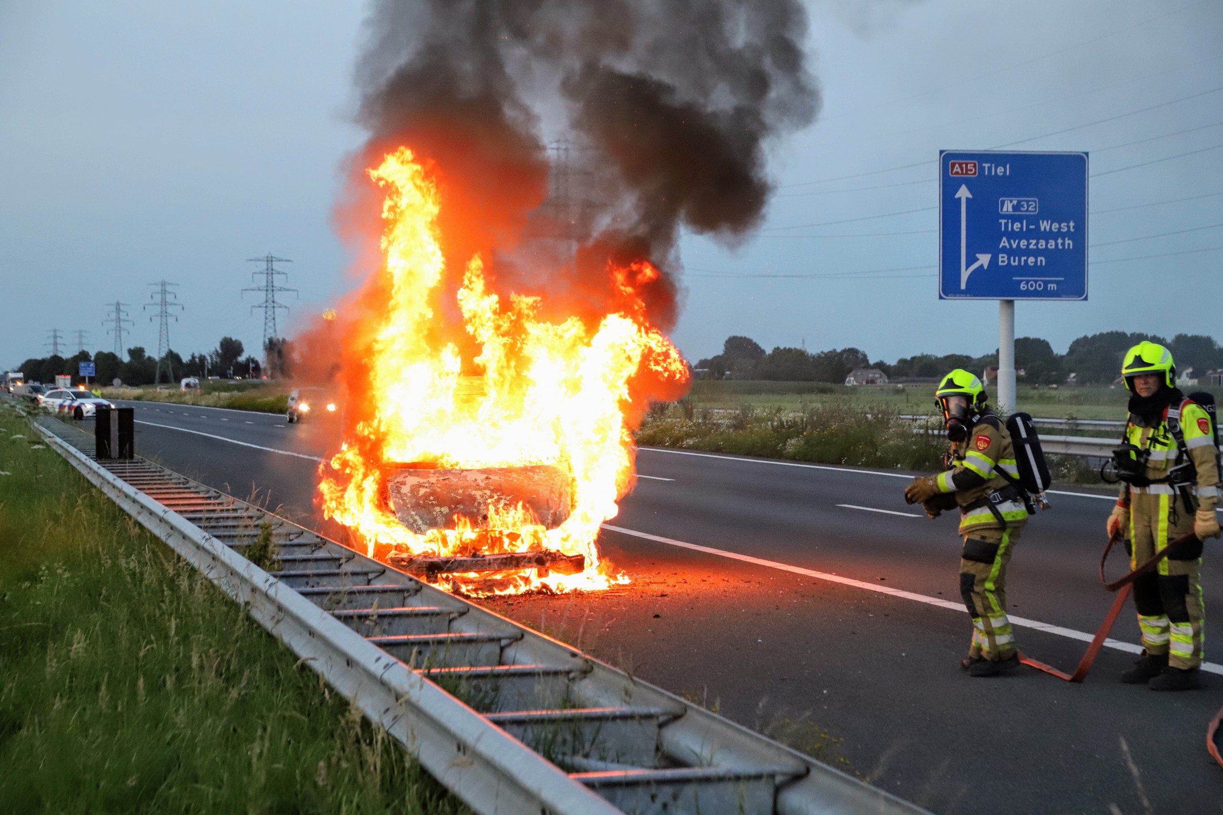 Busje brandt af midden op snelweg