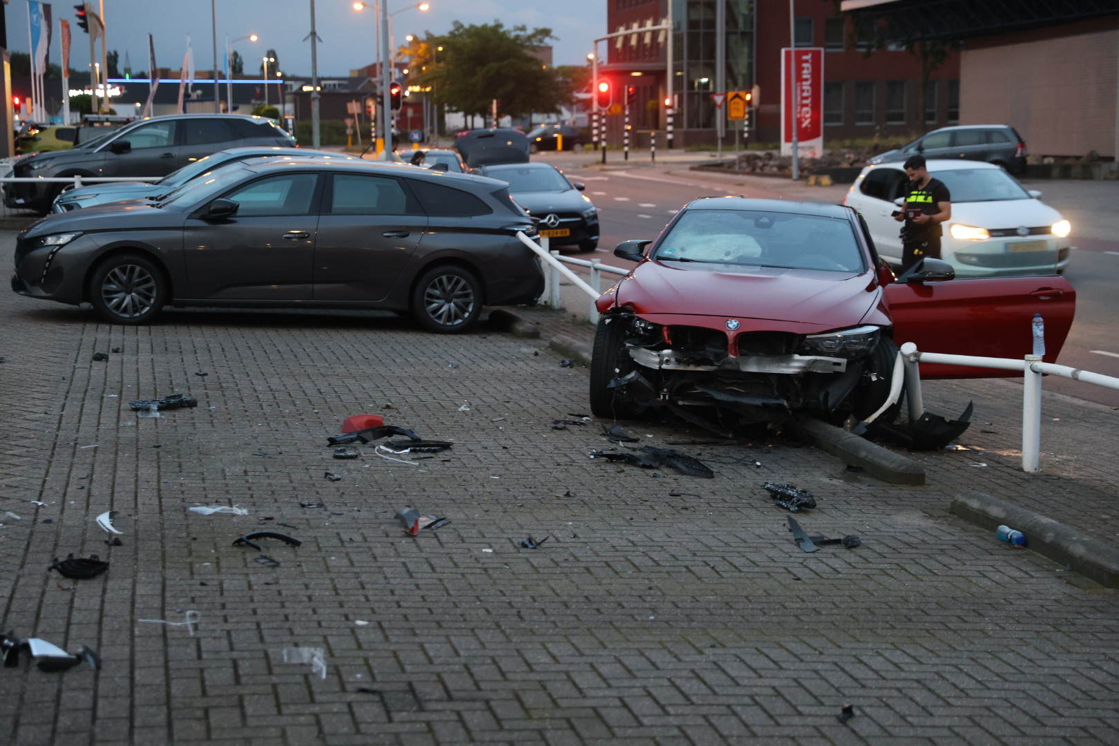 BMW crasht tegen hekwerk van bedrijventerrein
