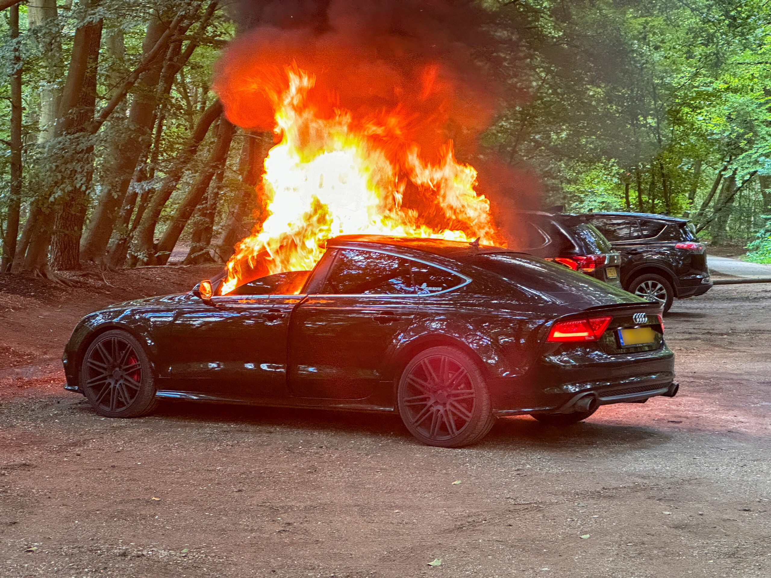 Auto vliegt in brand nadat band leeg loopt