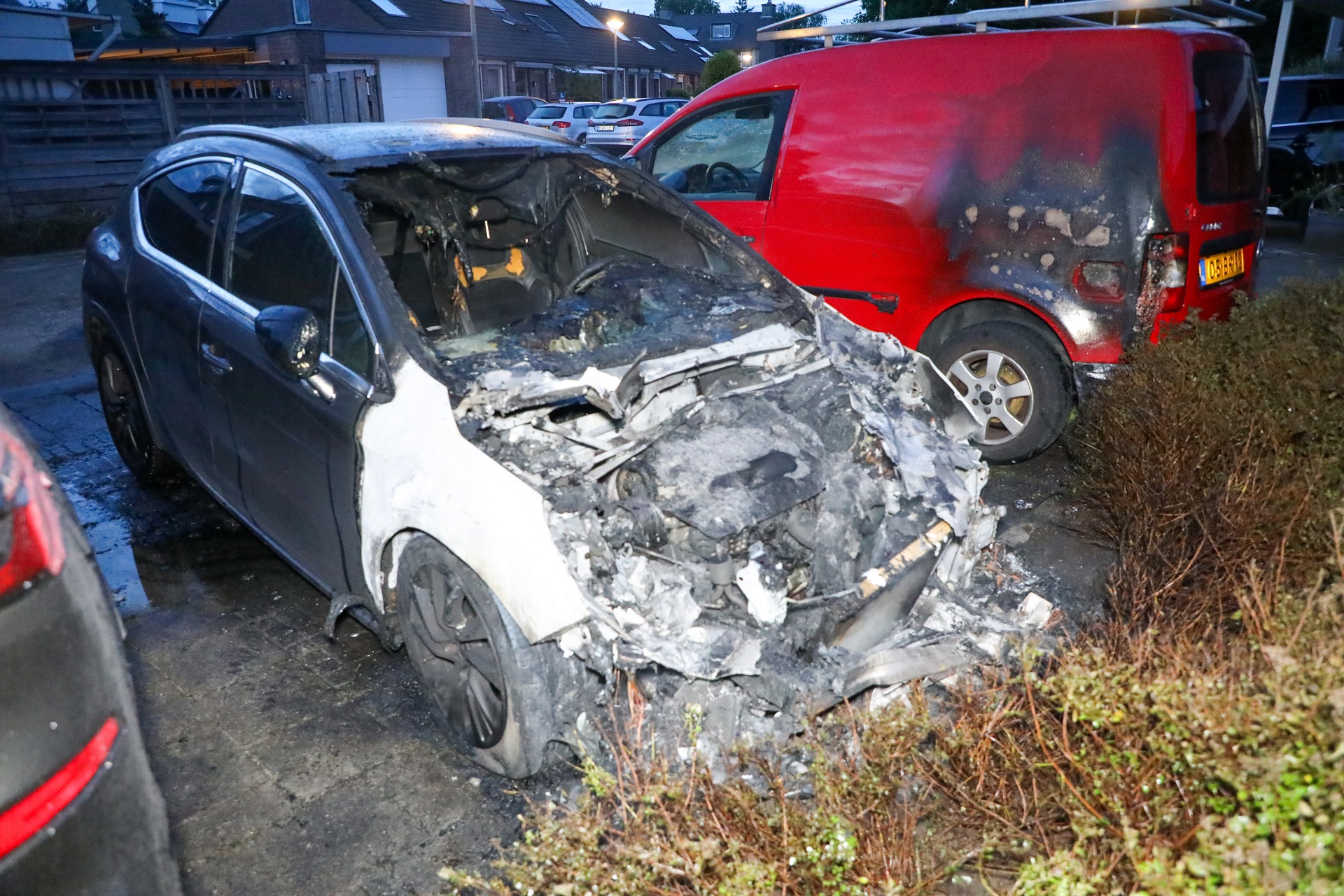 Geparkeerde auto uitgebrand, twee anderen beschadigd