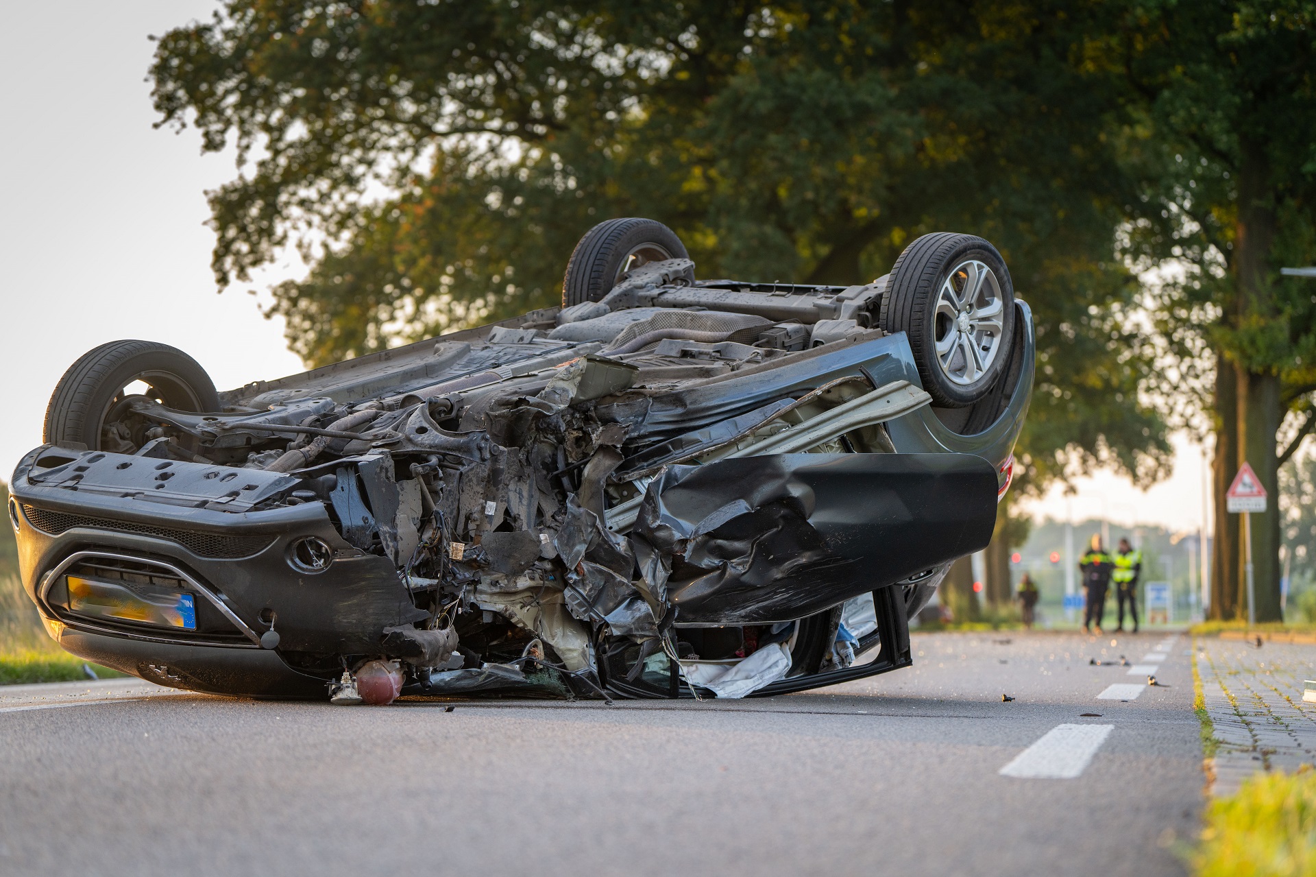 Automobiliste botst tegen boom en vliegt over de kop