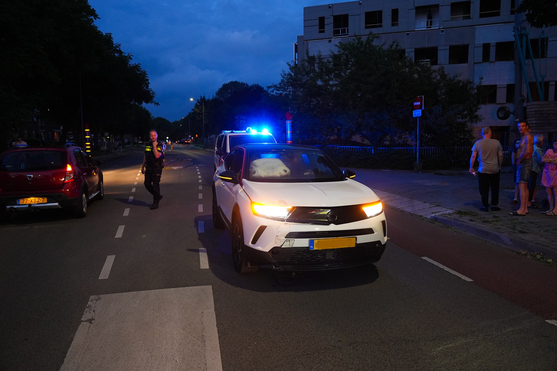 Dronken man steelt auto en botst tegen lantaarnpaal