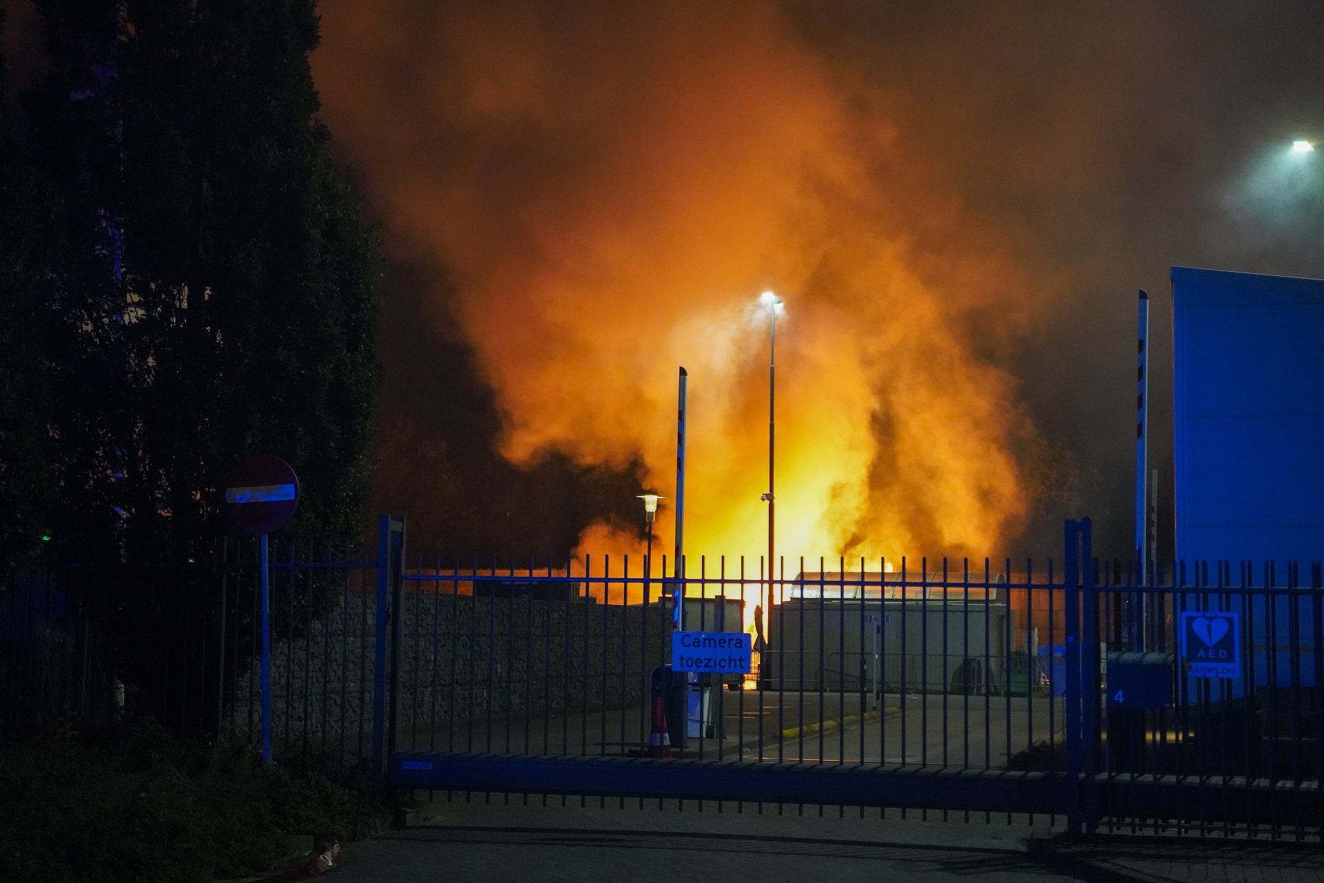 Metershoge vlammen bij brand op milieustraat