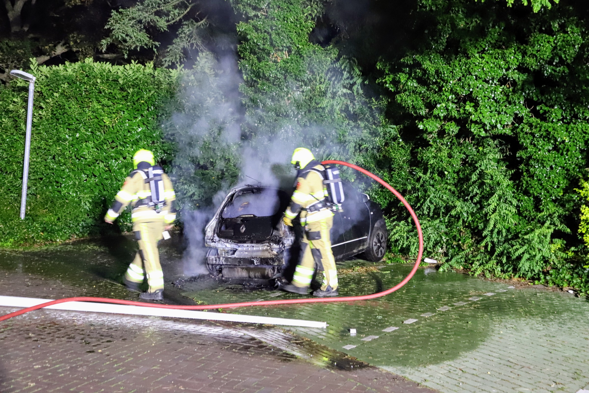 Geparkeerde auto uitgebrand naast voormalig bankgebouw