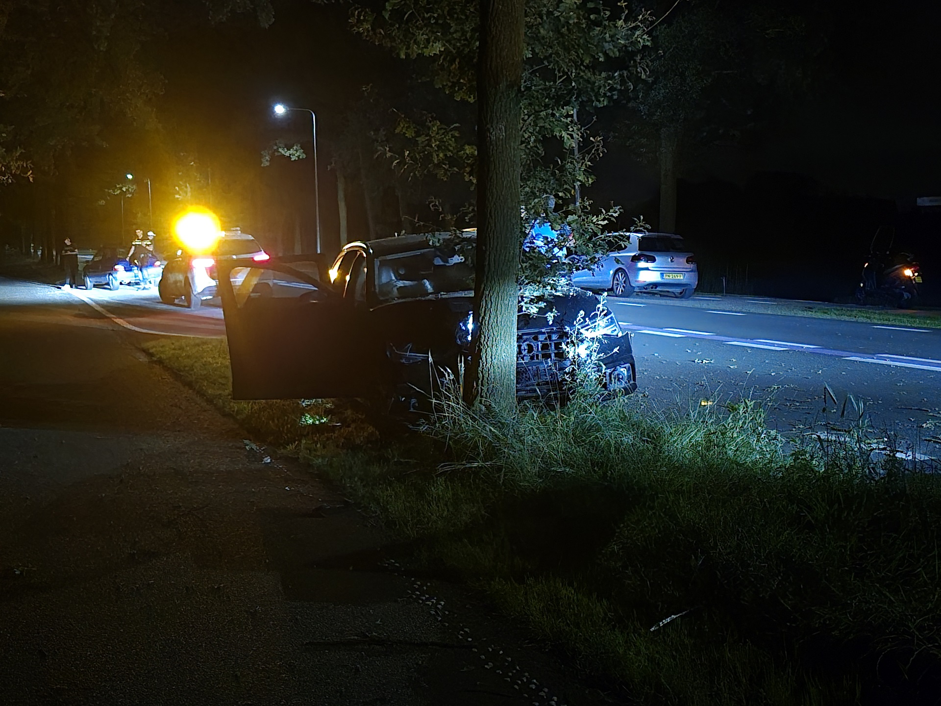 Auto botst tegen boom, bestuurder slechts lichtgewond
