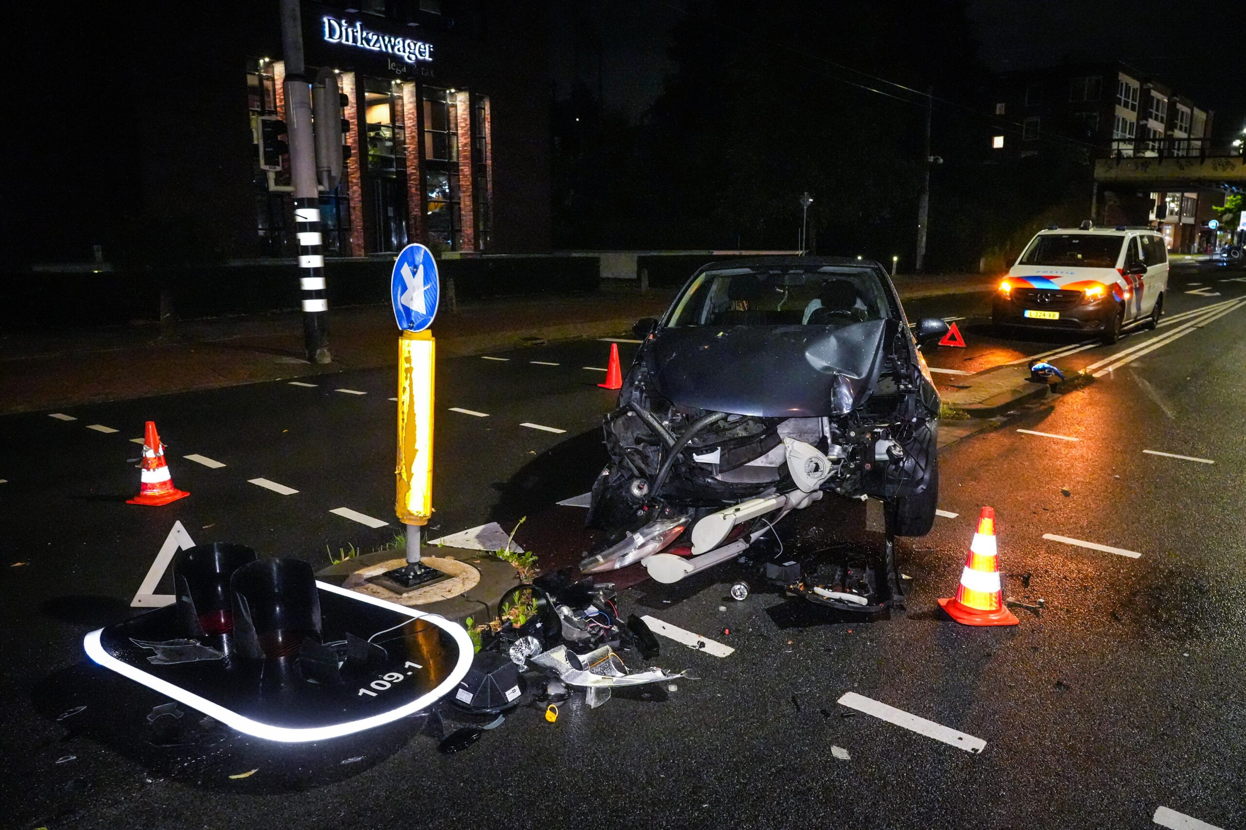Automobilist wijkt uit voor overstekende katten en krijgt ongeval
