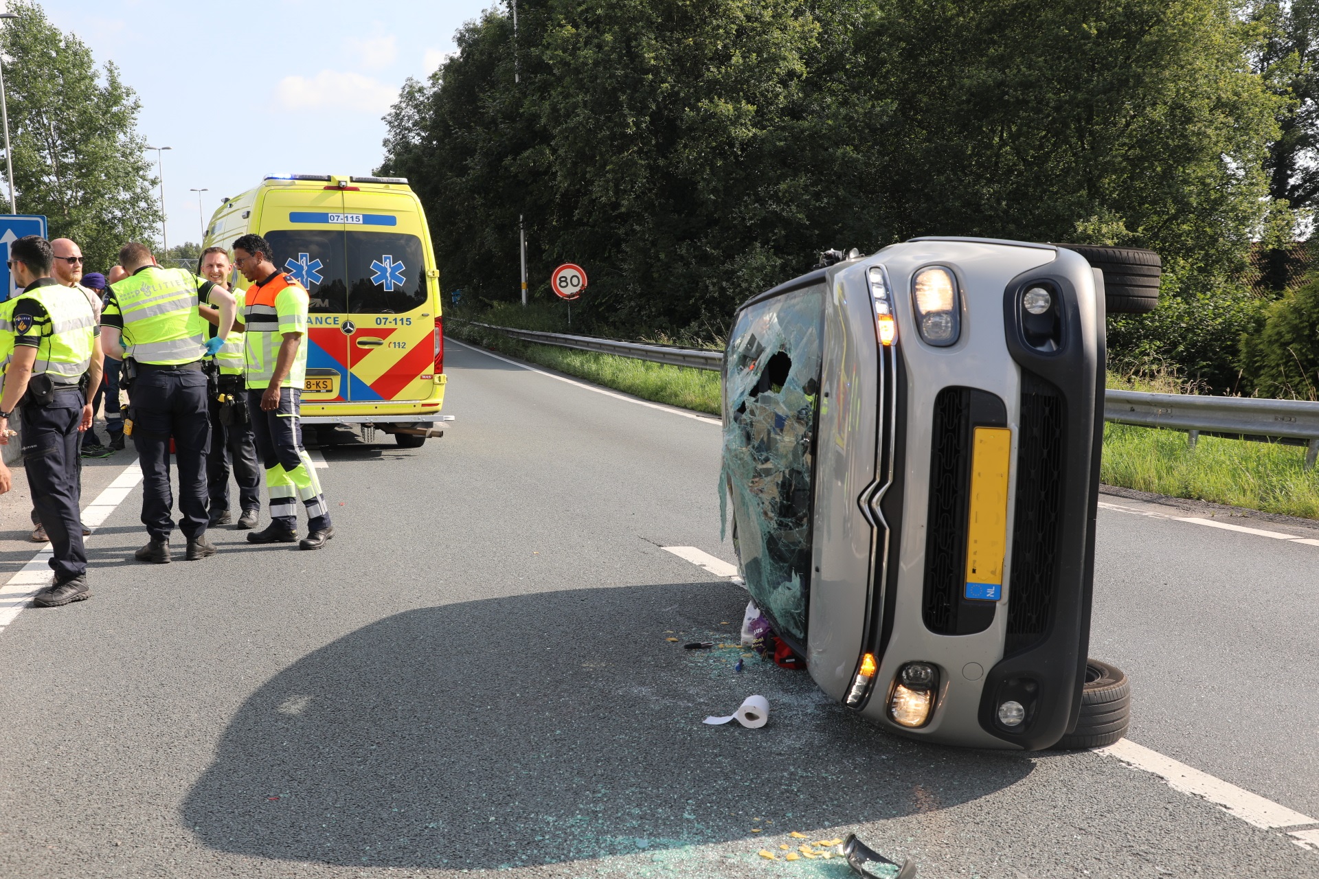 Auto op z’n kant, automobiliste lichtgewond