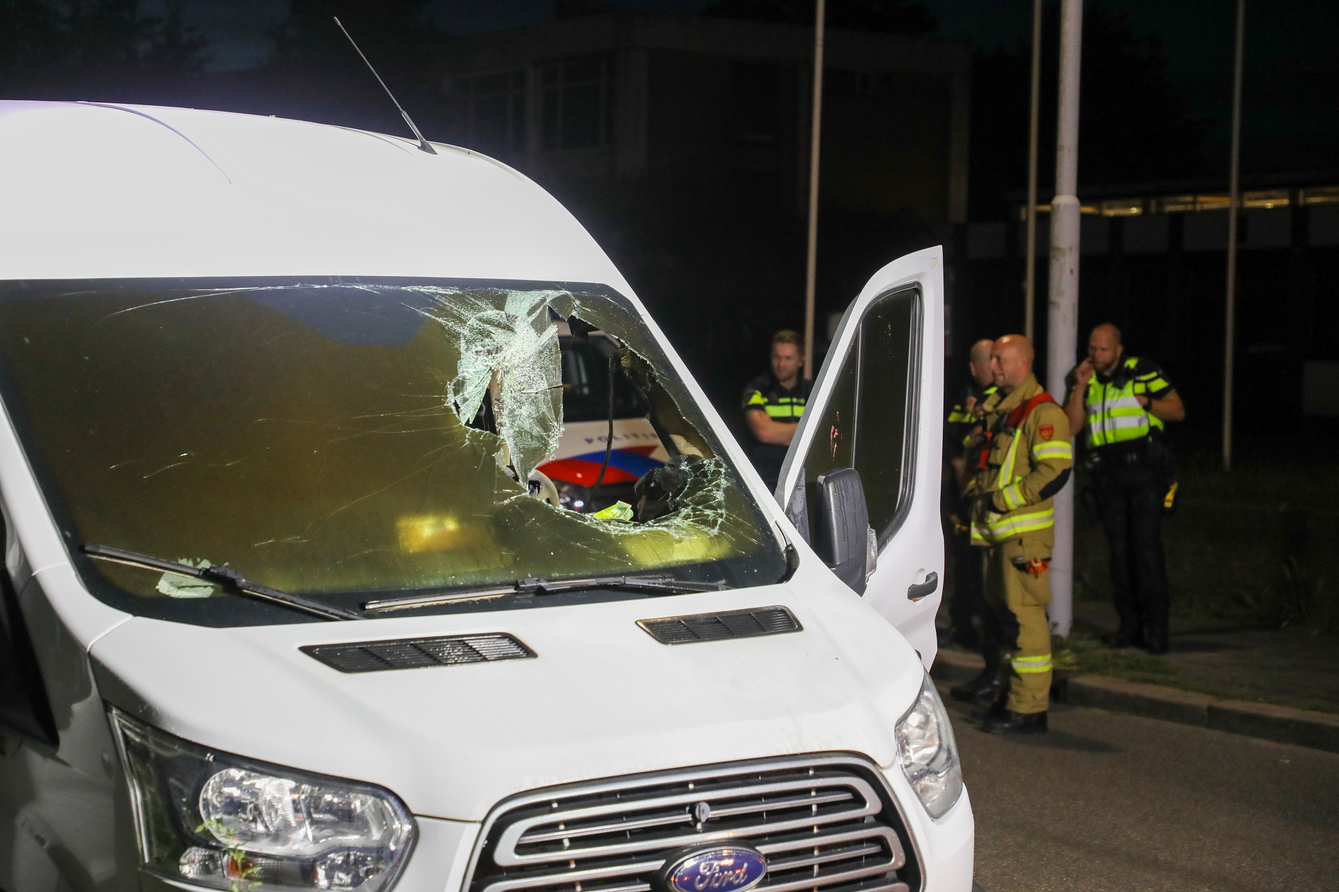 Bestelbus raakt beschadigd door brand