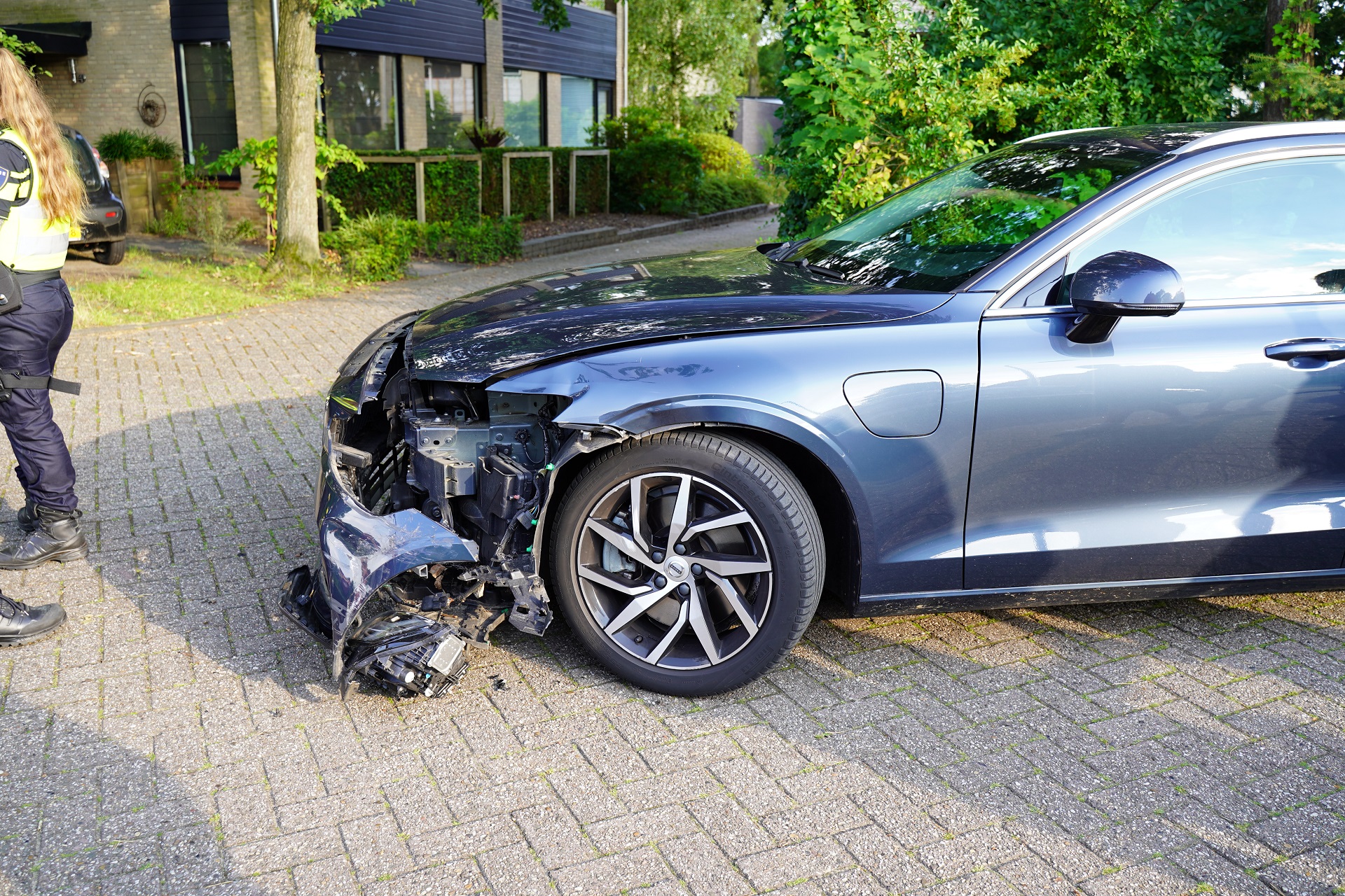 Scooterrijder botst tegen auto en raakt gewond