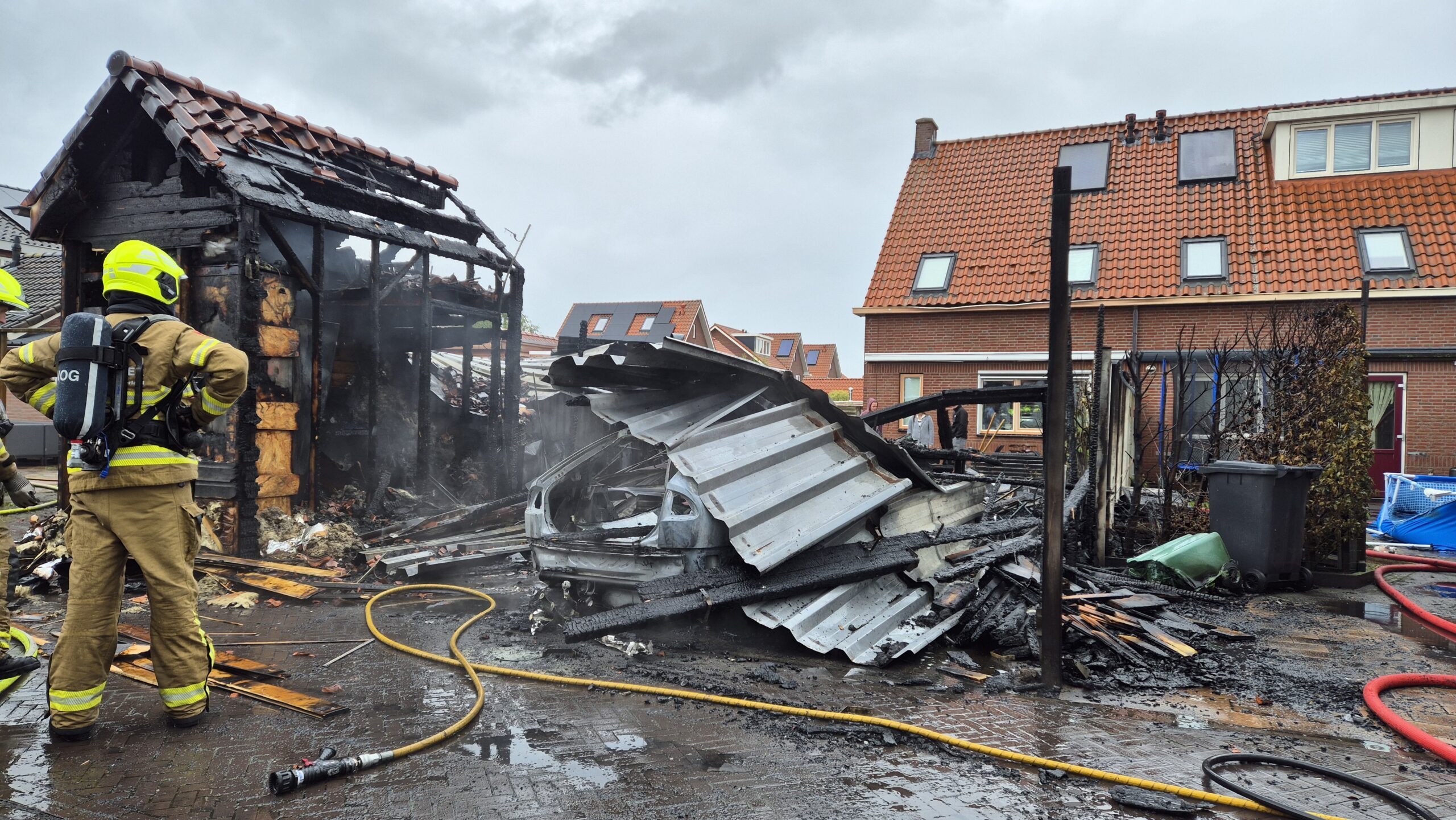 Oldtimer uitgebrand onder een overkapping, brand onder controle