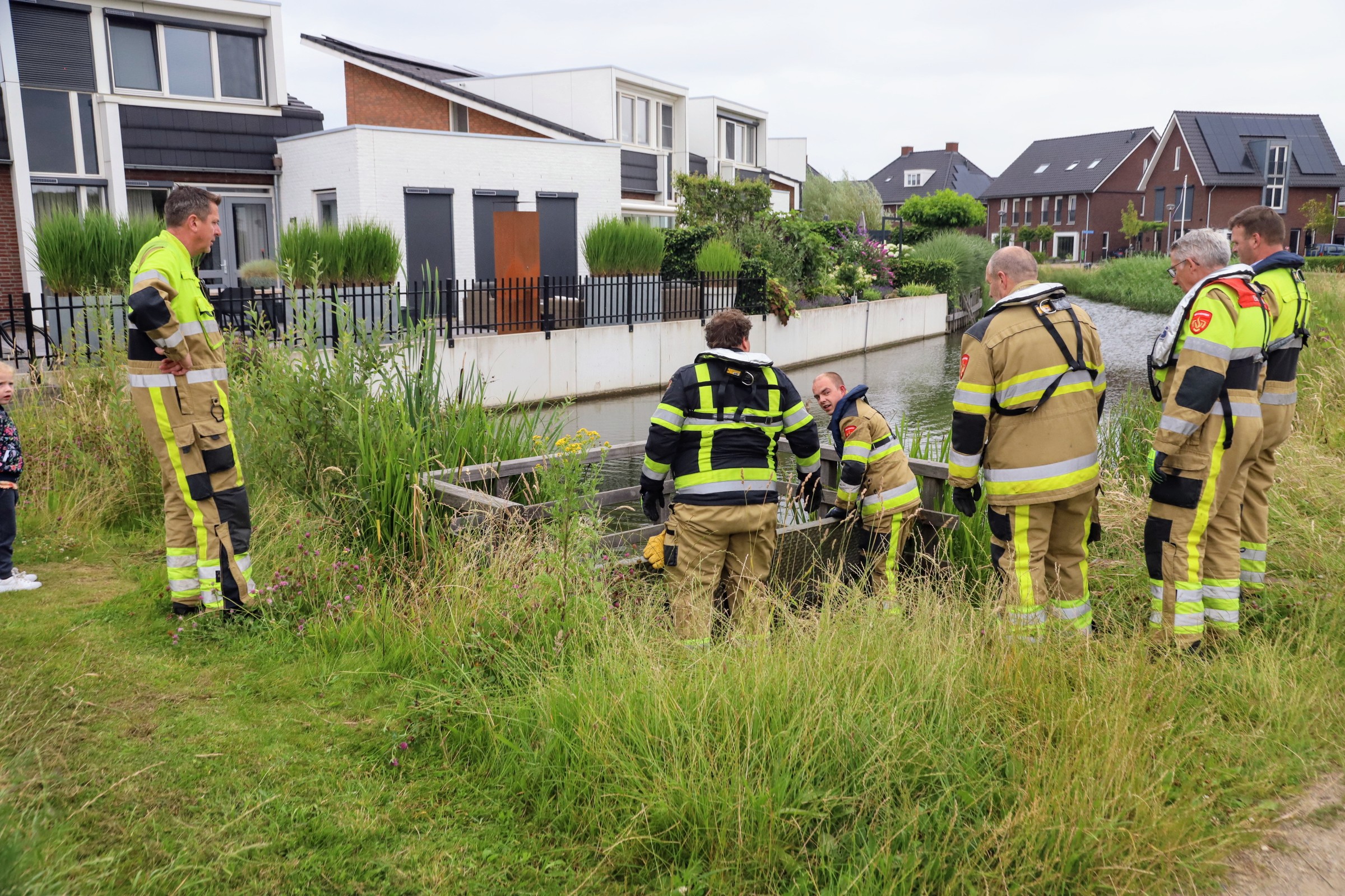 Brandweer bevrijdt eendenkuikens uit een overstortput