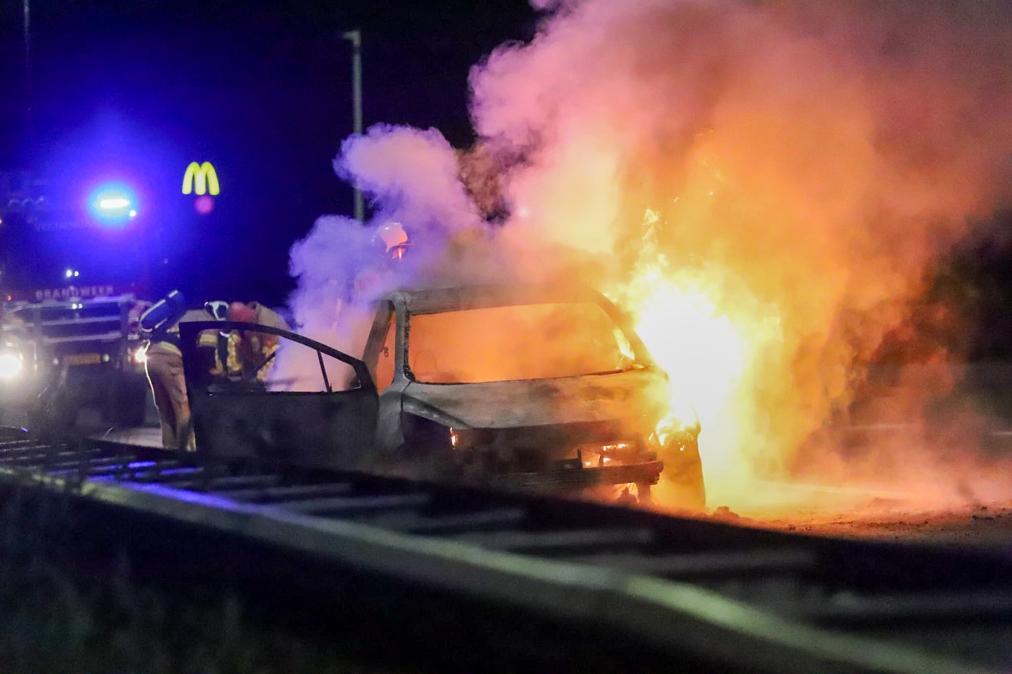 Auto vliegt in brand op A12, snelweg tijdelijk dicht