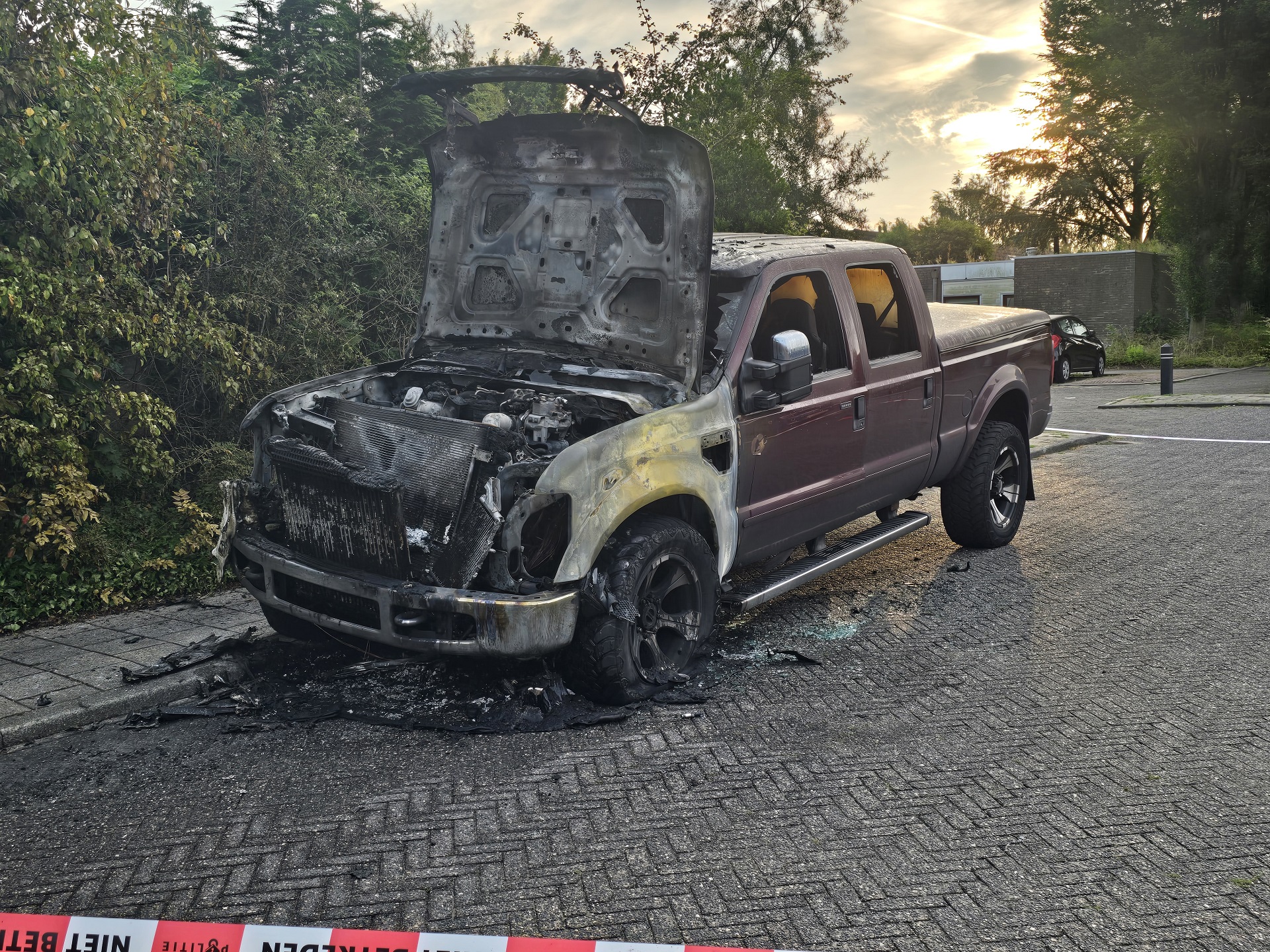 Pick-up door brand verwoest, politie onderzoekt brandstichting