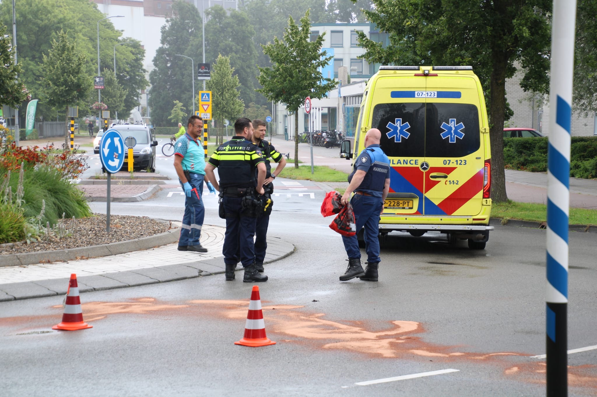 Scooterrijder gewond na val op rotonde