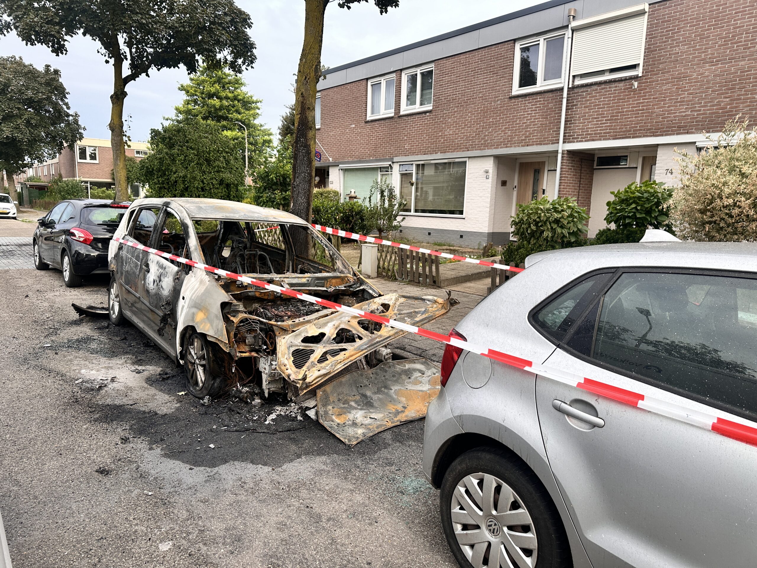 Politie doet onderzoek naar brandstichting bij auto
