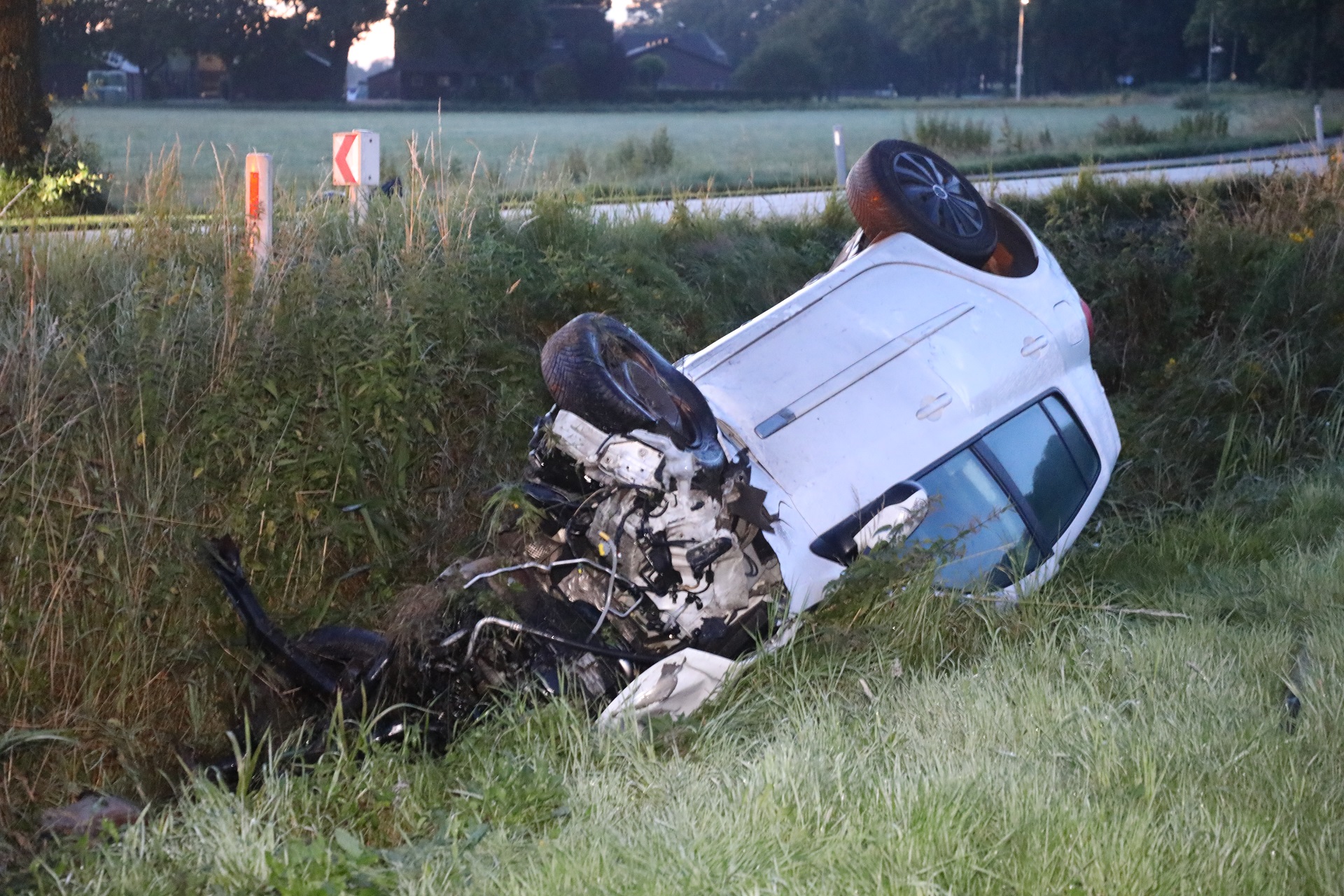 Auto botst tegen boom en belandt in sloot, bestuurder gewond