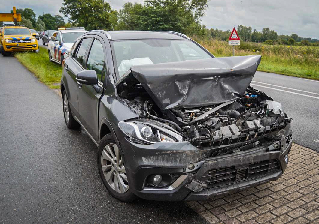 Auto klapt achterop vrachtwagen tussen Dieren en Doesburg