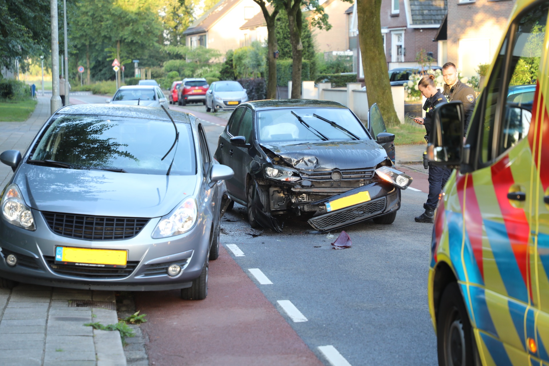 Krantenbezorgster aangereden door eigen auto