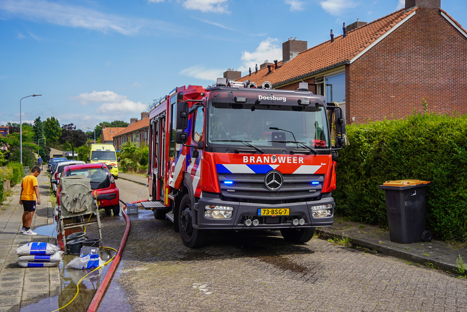 Felle schuurbrand, bewoner gecontroleerd vanwege rookinhalatie