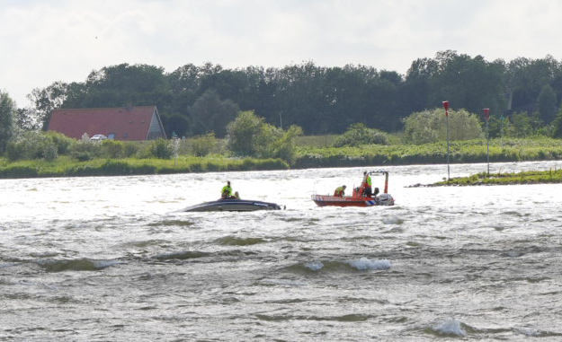 Grote reddingsactie nadat bootje op de Lek omslaat