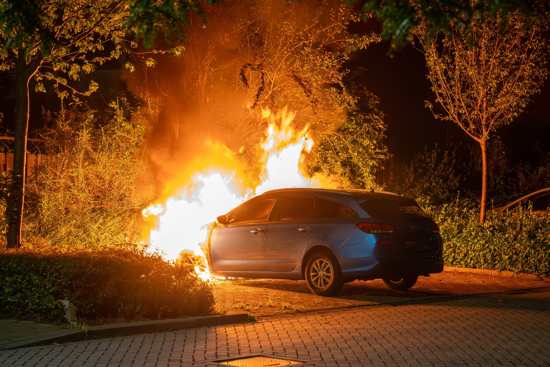 Geparkeerde auto door brand verwoest