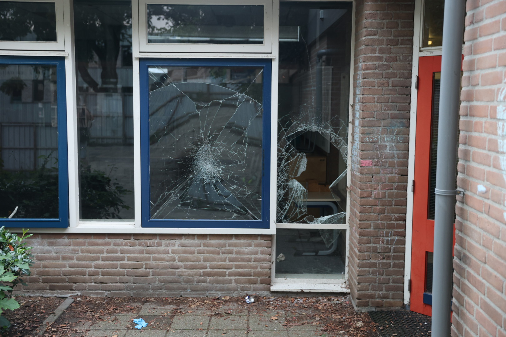 Ruiten ingegooid van basisschool, politie massaal aanwezig