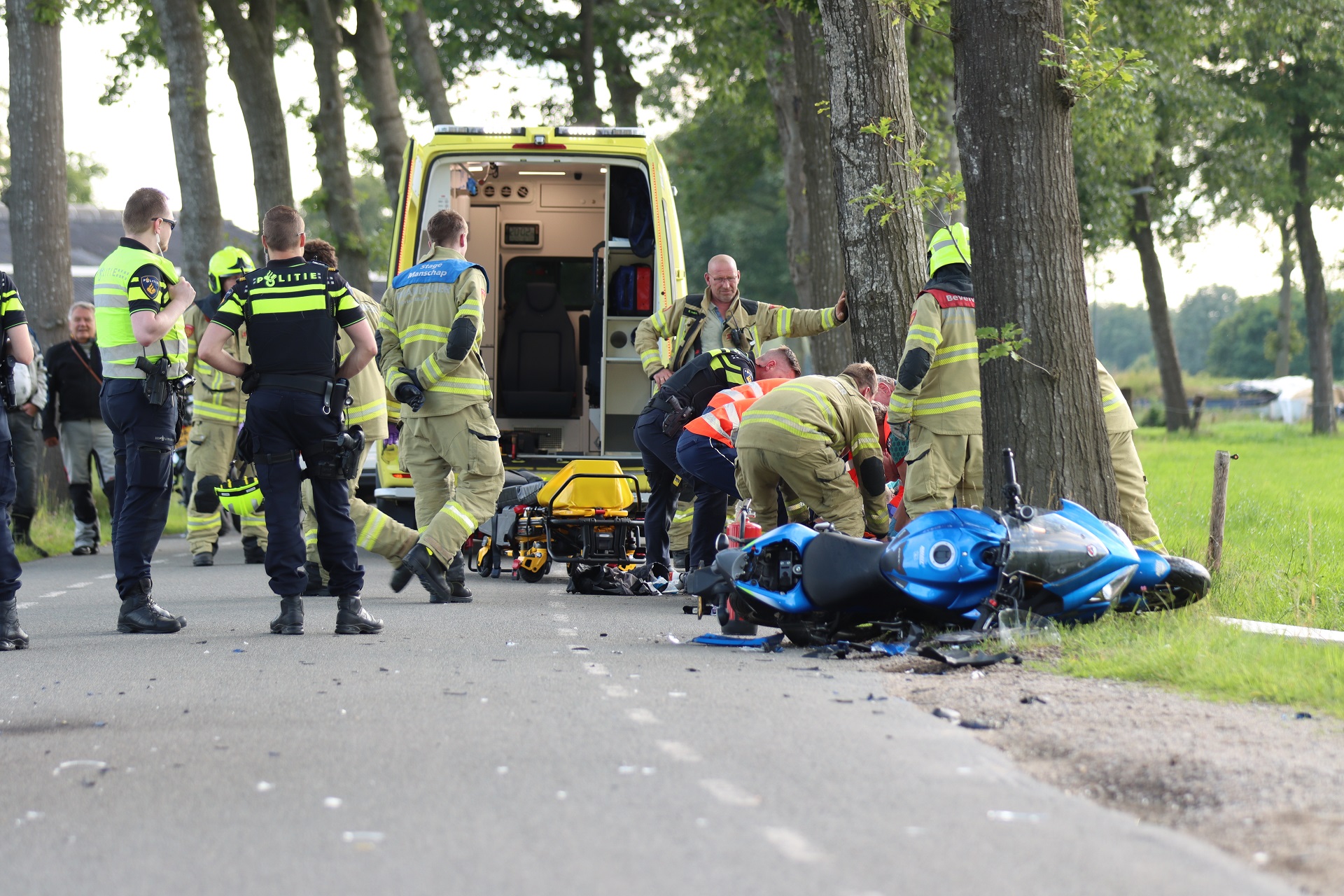 Motorrijder ernstig gewond na botsing tegen auto en boom