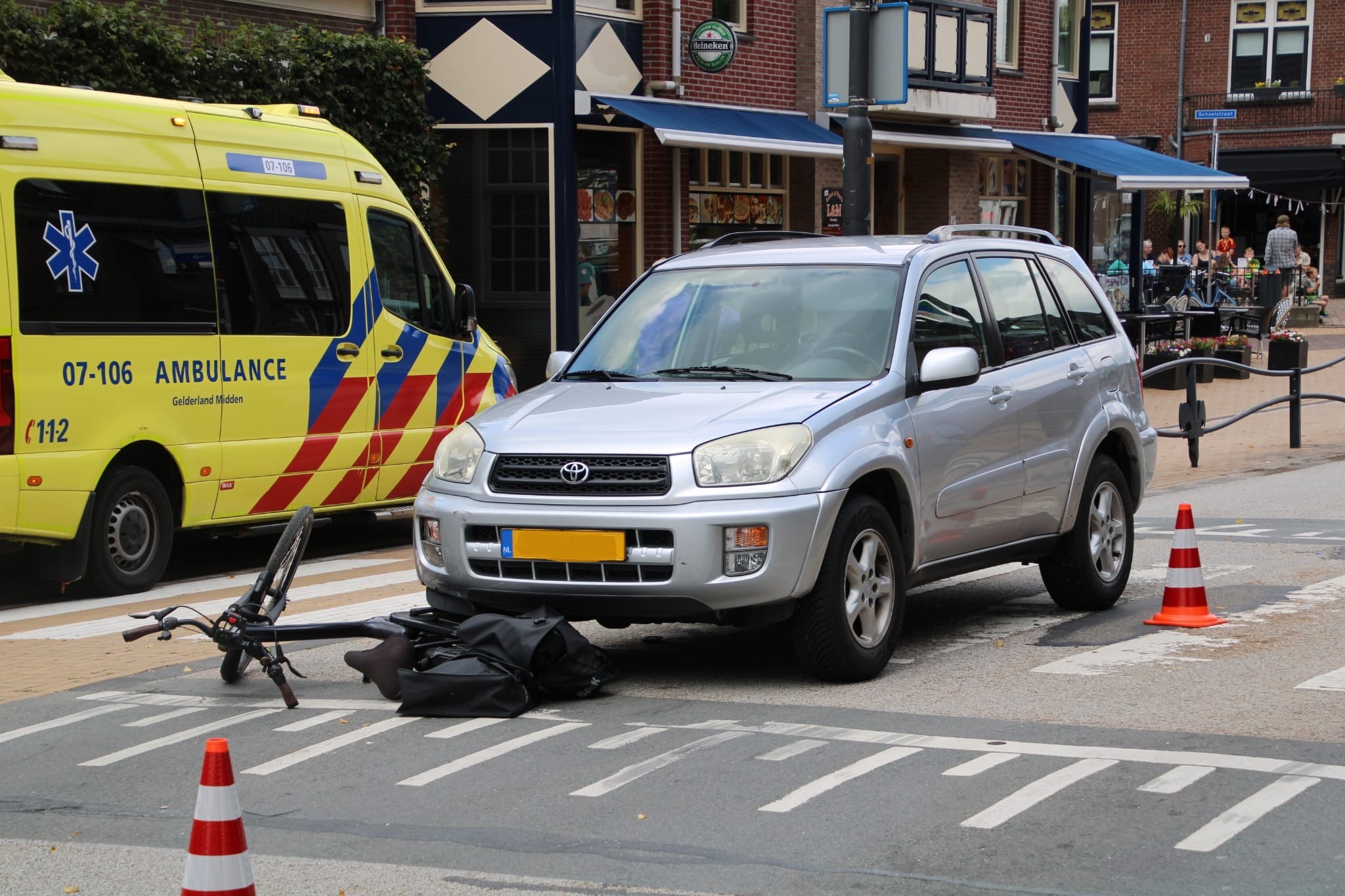 Oudere dame op fiets gewond na aanrijding met auto