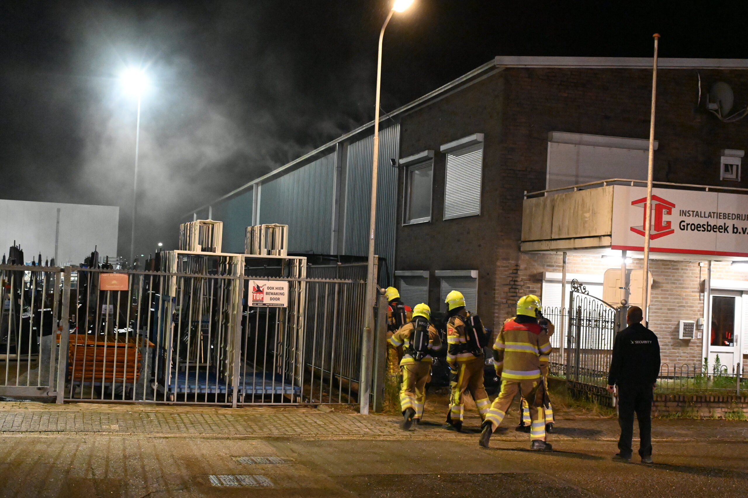 Brand in bedrijfspand: brandweer schaalt op naar ‘zeer grote brand’