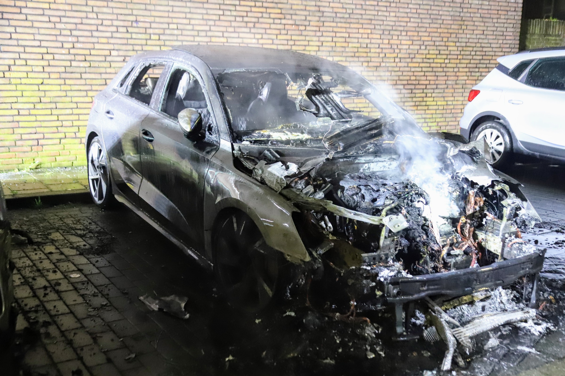 Geparkeerde auto door brand verwoest